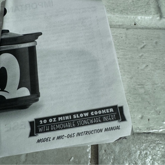 Disney’s Mickey Mouse Mini slow cooker, 20 ounces, new in box - Picture 9 of 13